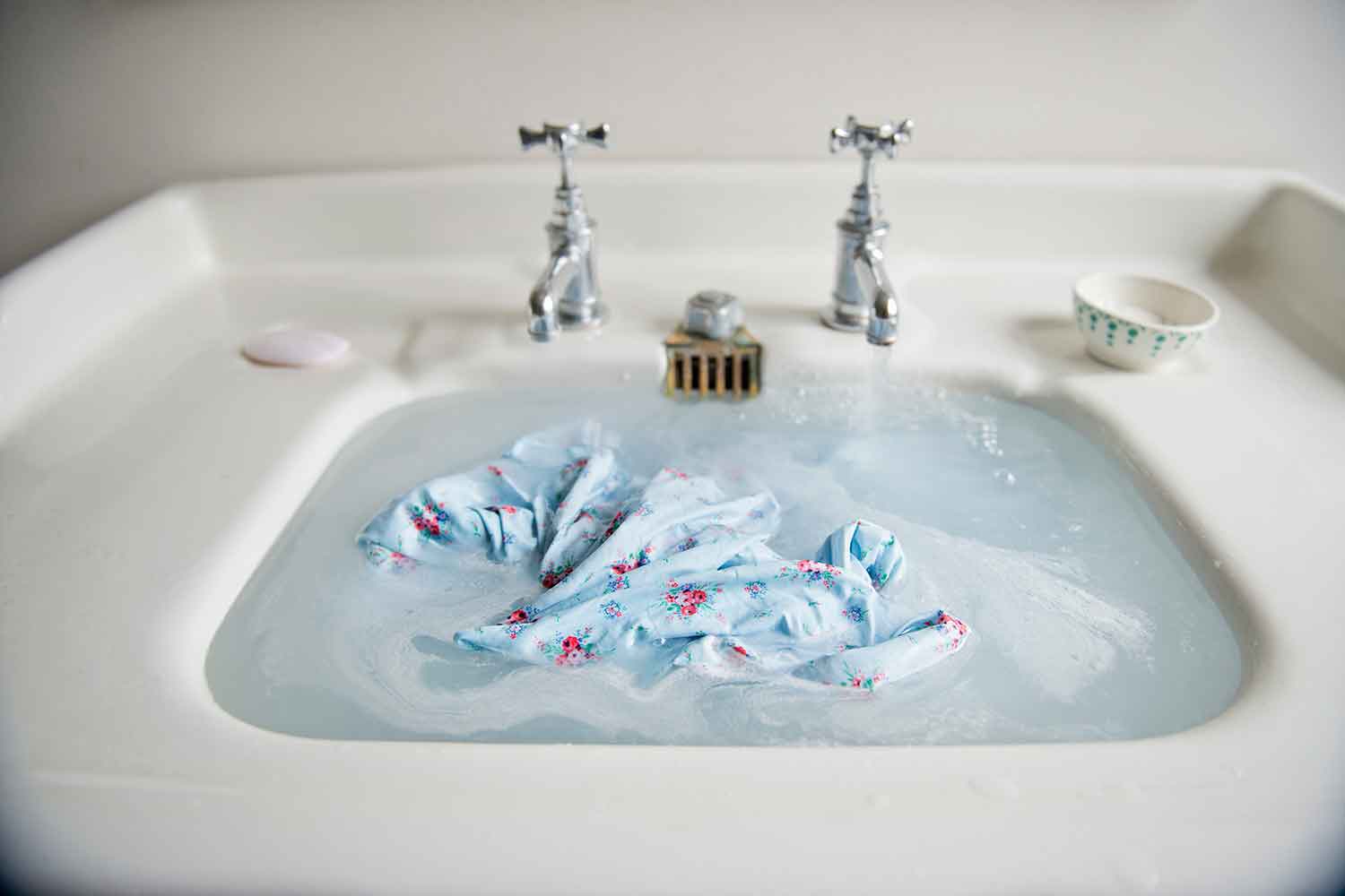 tips mencuci pakaian di hotel - cuci di wastafel