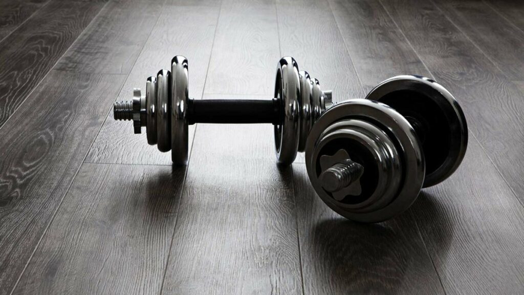 7 Gerakan Dumbbell Workout bagi Pemula untuk Memperkuat Otot