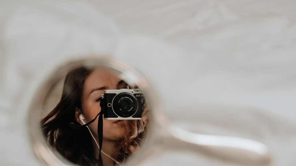 7 Ide Mirror Selfie Kreatif yang Bikin Feed Instagram #DiRumahAja Keren!