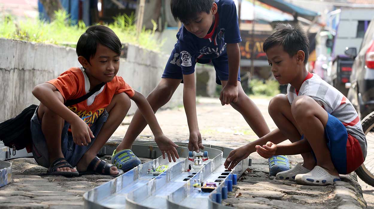 7 Mainan Anak dari Era 90an yang Bikin Kita Kangen Masa Kecil - Permainan Tradisional Untuk Anak Berkebutuhan Khusus