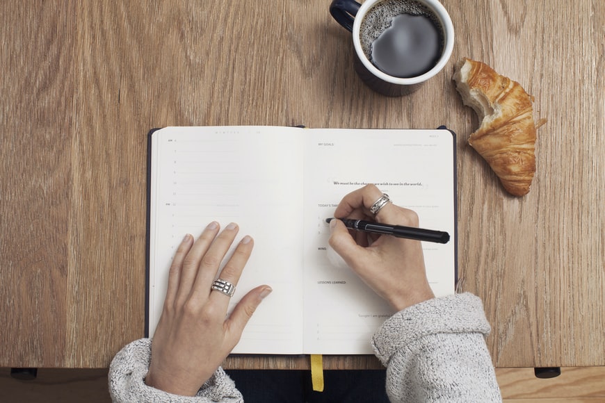 7 Tips Menulis Jurnal Harian Bagi yang Baru Mulai Journaling