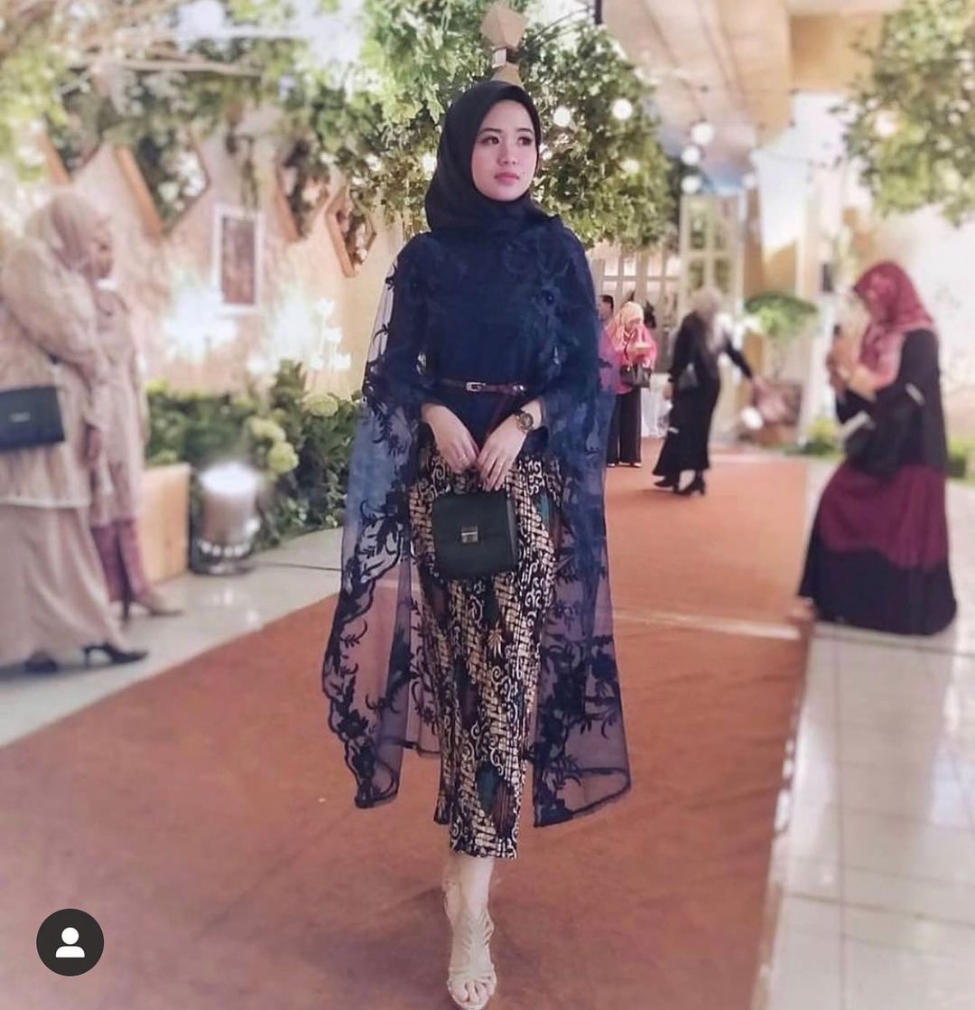 Model Kebaya Untuk Orang Gemuk, Bikin Langsing Dan Elegan!