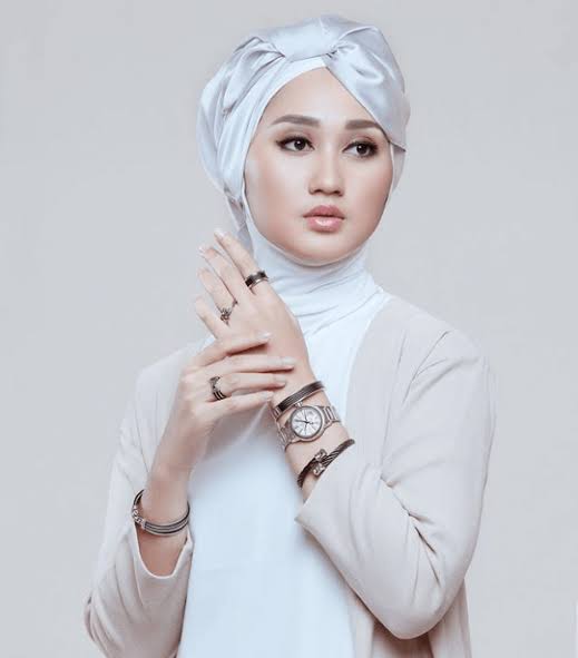 15 Gaya Hijab Untuk Wajah Bulat Agar Terlihat Tirus Sudah Coba Rukita