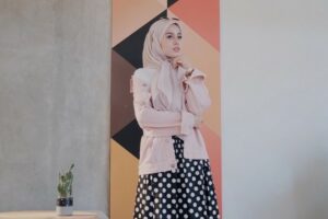 10 Inspirasi Outfit Nonton Konser Hijab yang Kece dan Fashionable