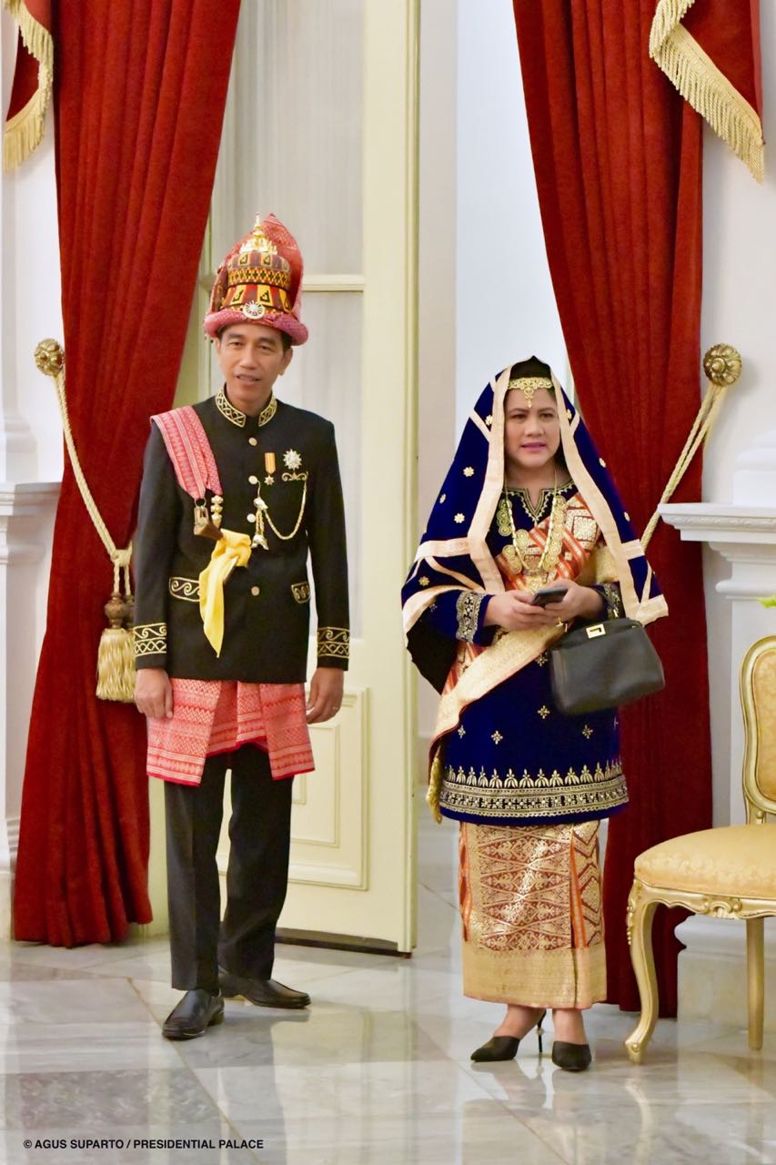 Presiden Jokowi Pernah Pakai 6 Baju Adat Daerah Ini Ada Apa Saja