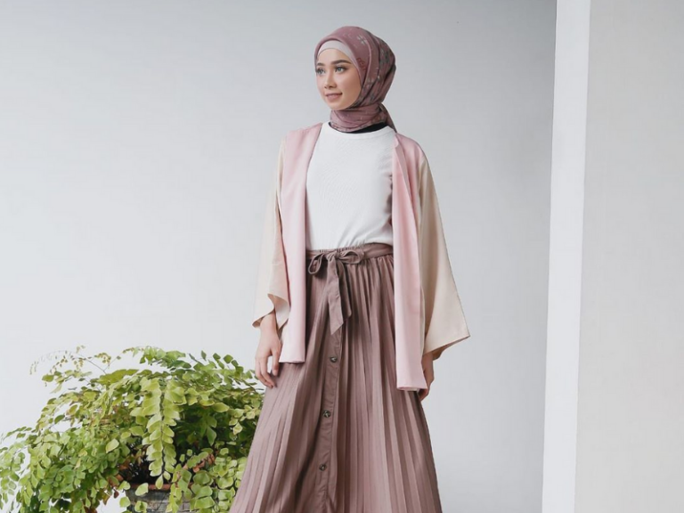 10 Pilihan Baju Yang Cocok Untuk Rok Plisket Ootd Tampil Trendi 6855