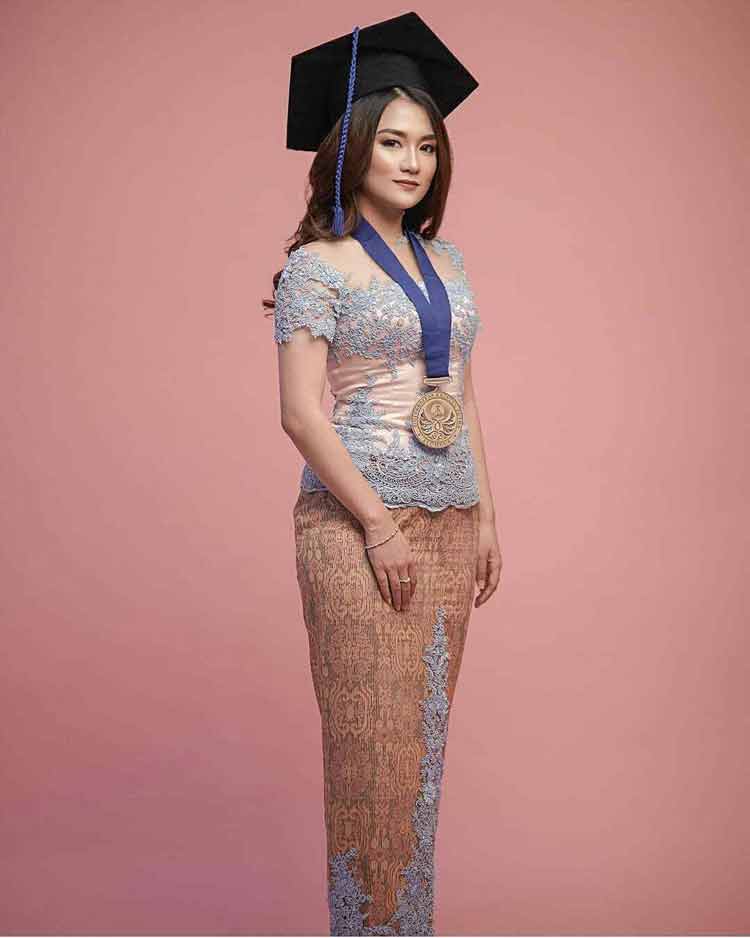 7 Inspirasi Kebaya Wisuda, Ada Model Untuk Kamu Yang Berhijab Di Sini!